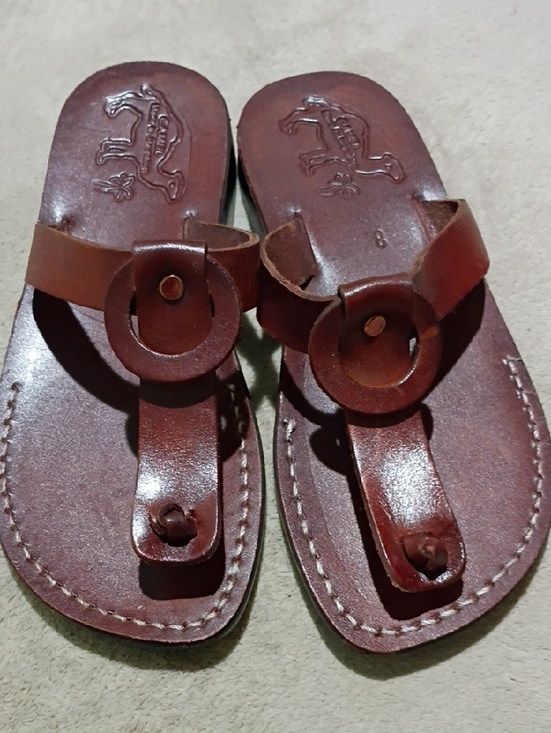 Camel Shoes - Brown Leather Thong Sandals with Ring Detail